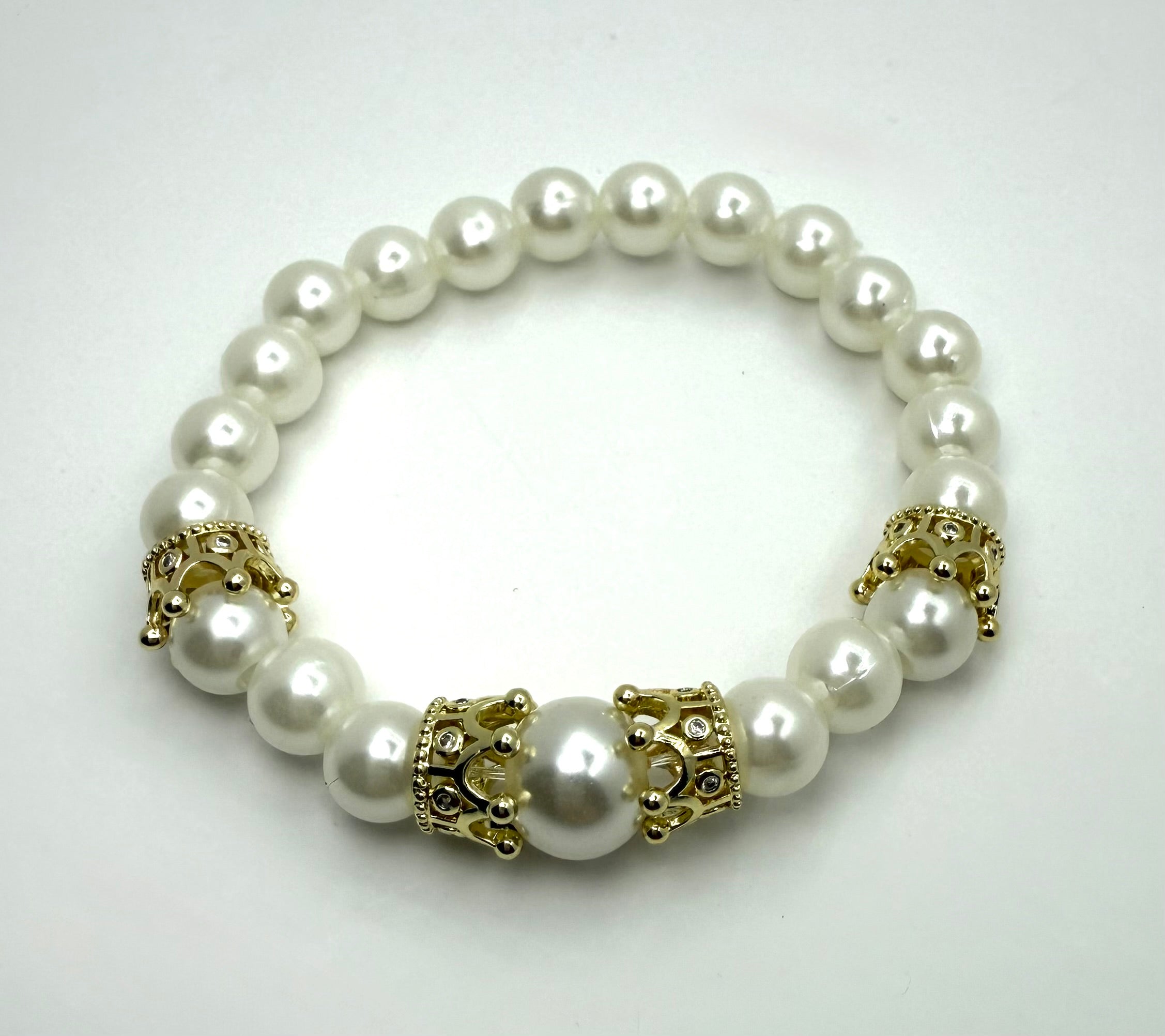 Collar y pulsera  de perlas blancas con coronas doradas