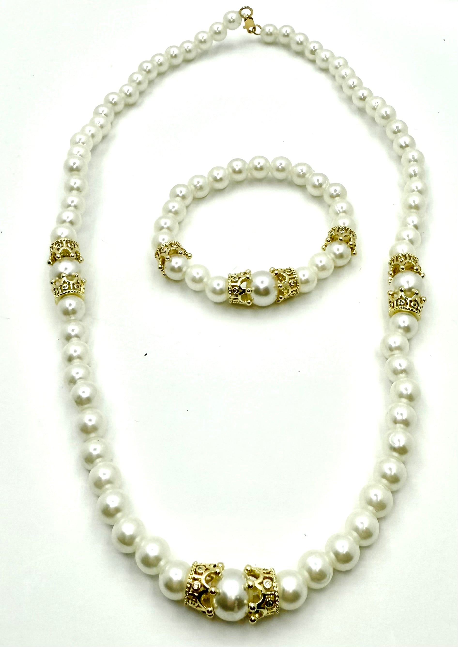 Collar y pulsera  de perlas blancas con coronas doradas