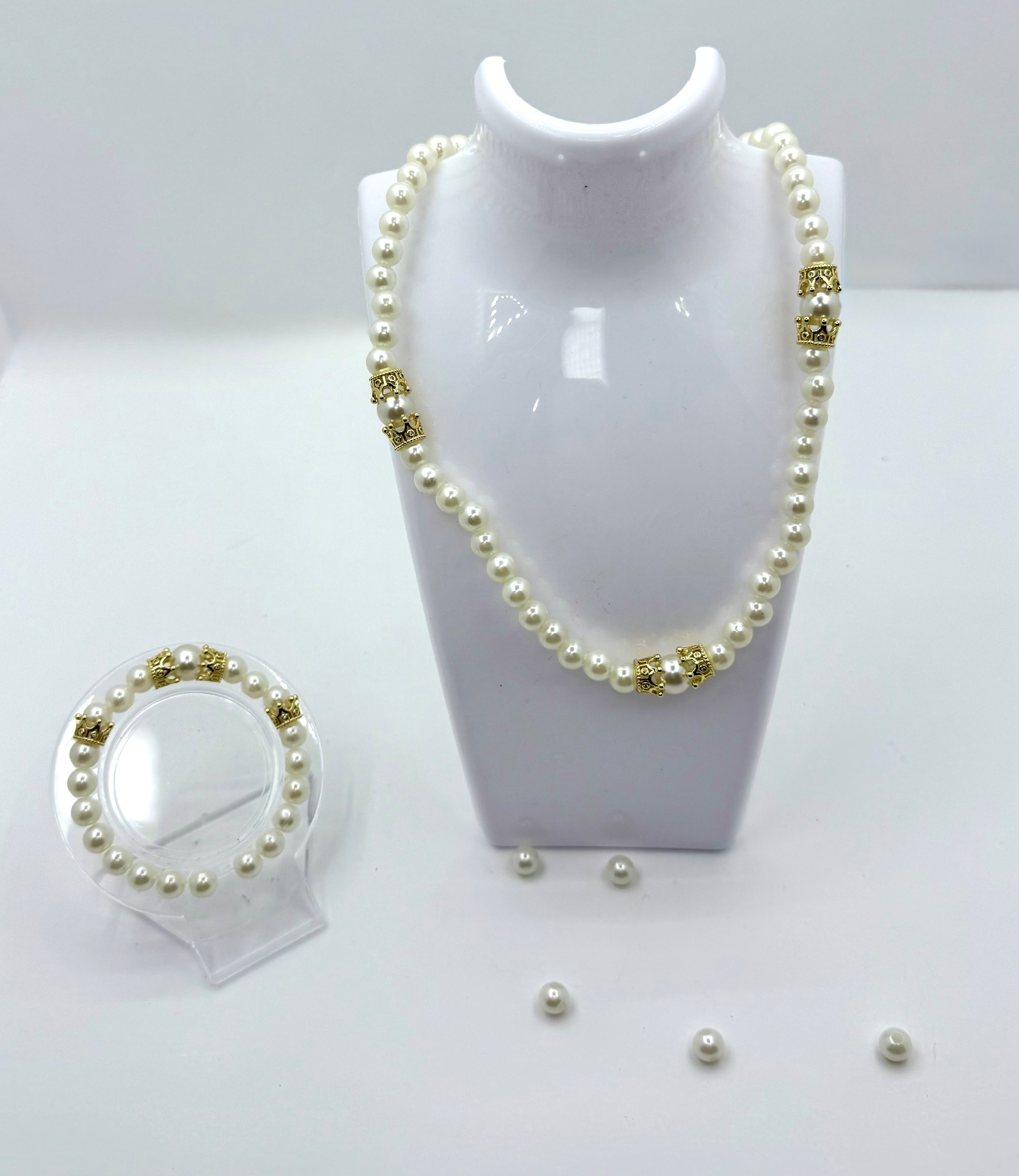 Collar y pulsera  de perlas blancas con coronas doradas